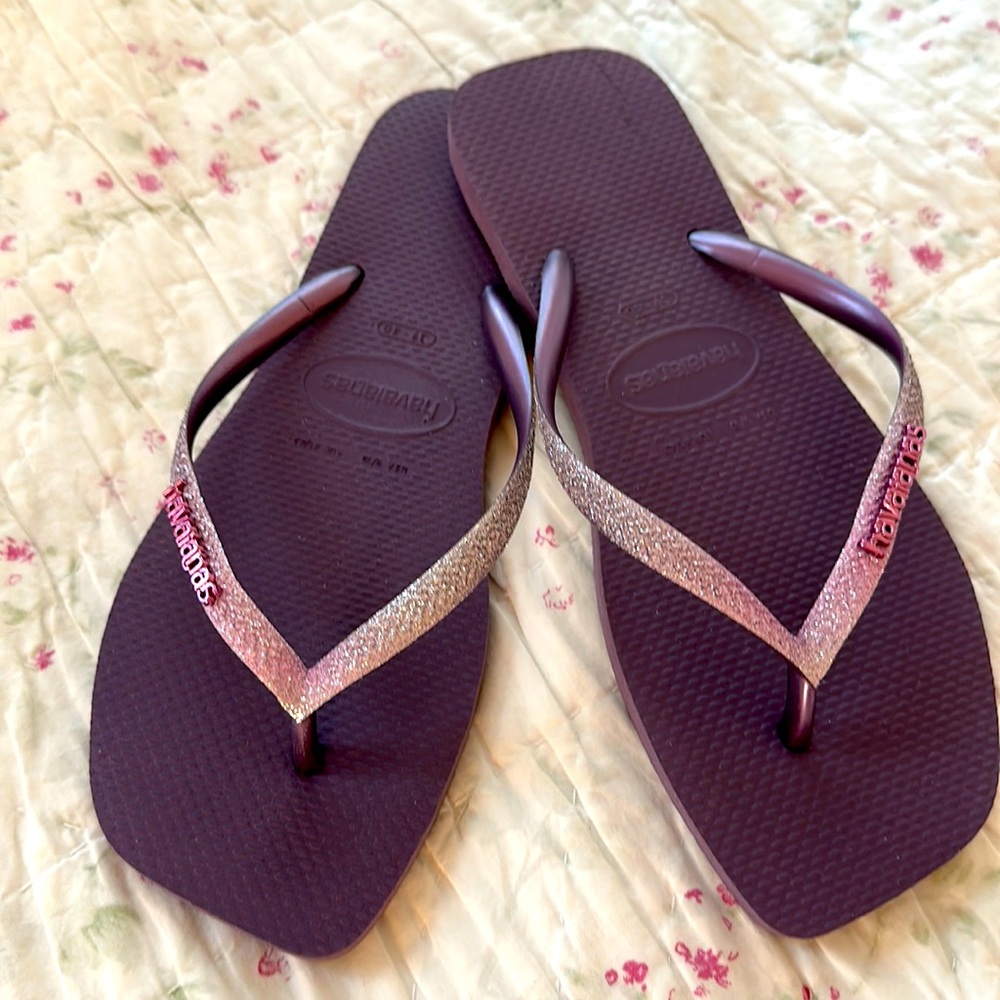 𝗛𝗔𝗩𝗔𝗜𝗔𝗡𝗔𝗦 Slim Square Glitter Flip Flops!